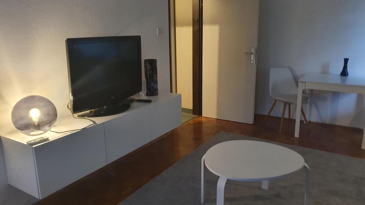 Apartment Sretni Dimnjacar โอซีเยก ภายนอก รูปภาพ