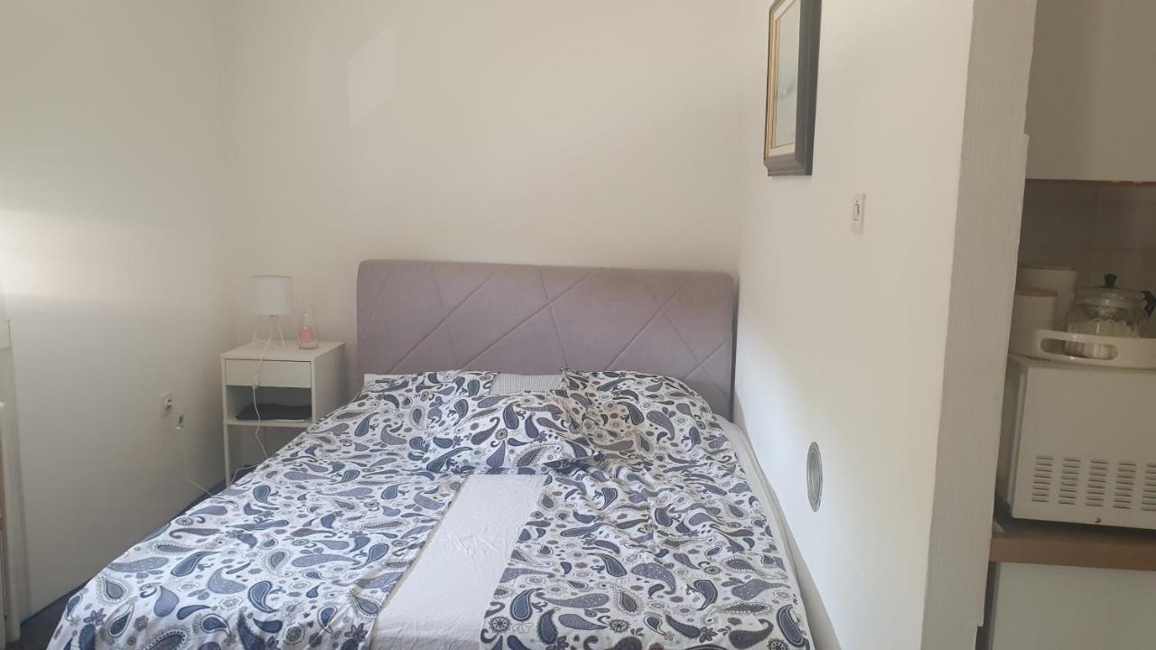 Apartment Sretni Dimnjacar โอซีเยก ภายนอก รูปภาพ